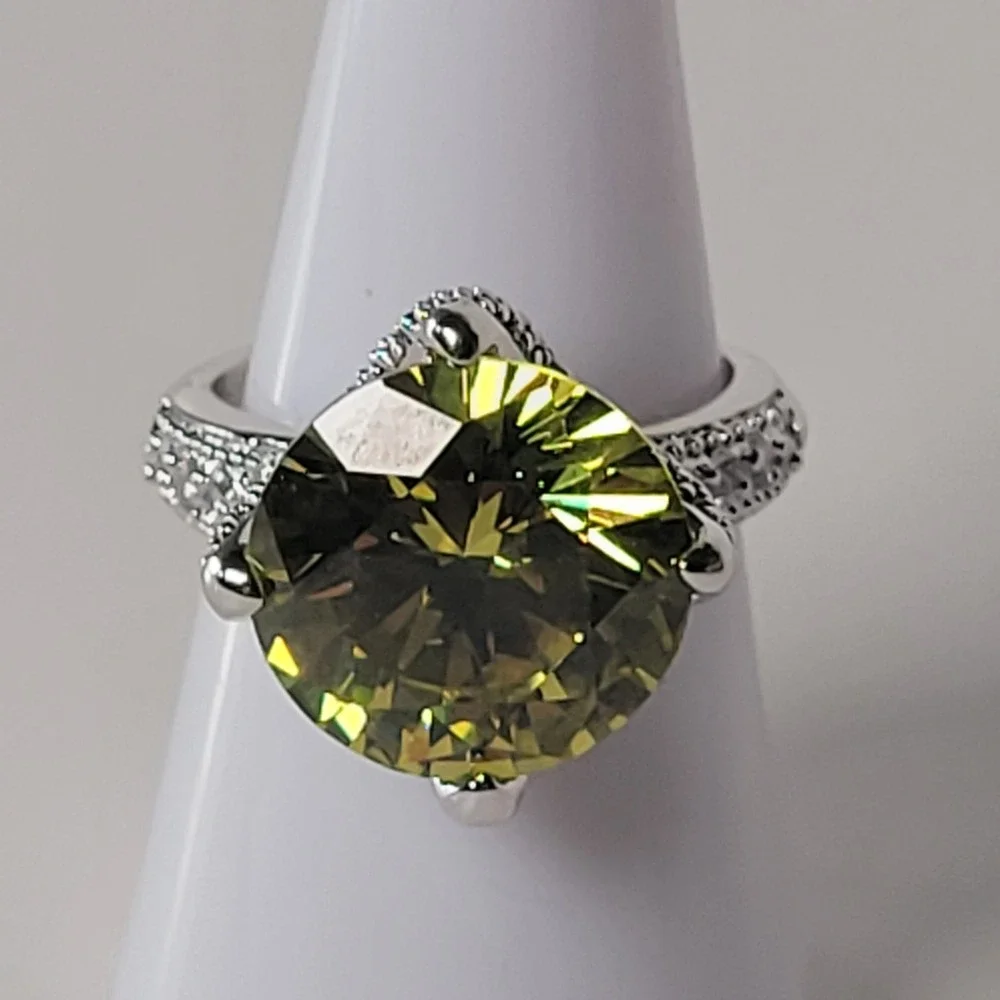 Silver Tone Yellow‎ Green Peridot Color Glass Stone Round Ring Pave Size 7.75